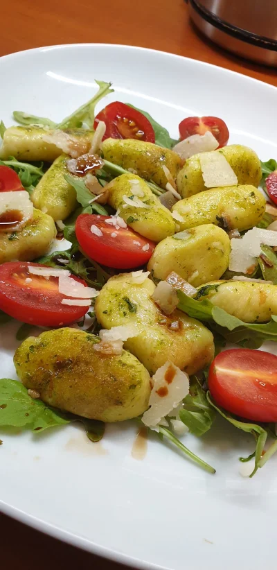 MSKappa - Gnocchi na maśle rukolowym z pomidorkami, octem balsamicznym i płatkami par...