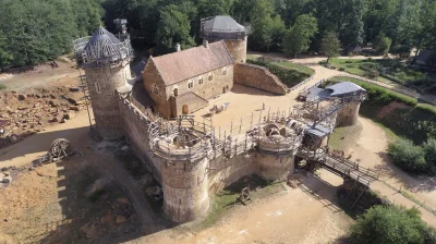 wjtk123 - Chateau de Guédelon - zamek we Francji, budowany od 1997 r., przy wykorzyst...