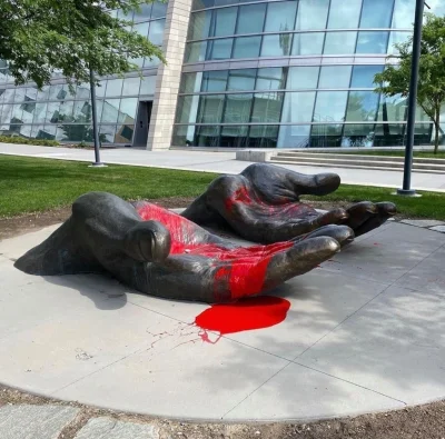 wolfKida - Ktos niezle podrasowal pomnik w Salt Lake City, mocny przekaz nawiazujacy ...
