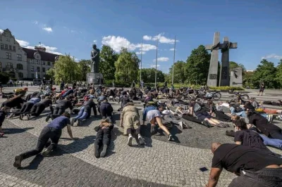 Dr_Pociskator - Pożyteczni idioci z #poznan 
#protest #usa