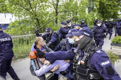 intri - Na zdjęciu widzimy policjantów pomagających obywatelom. Obywatel upadł, nastę...