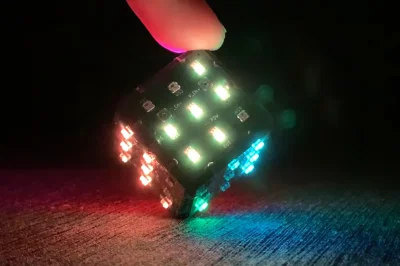 Forbot - Picocube to projekt miniaturowej kostki LED, którą można kontrolować w wyjąt...