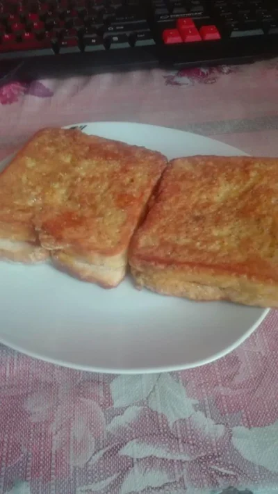 Camuflash - #gotujzwykopem
Chlebek tostowy z serem i salami maczany w jajku i smażon...