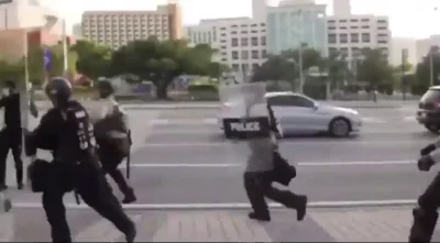 yeron - 99x/
Miami, FL: police burst out of their SUV to tackle and arrest a peacefu...