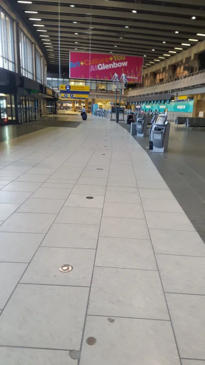 volver021 - Lotnisko w Calgary wygląda tak w tym momencie. Jest pusto, smutno, większ...