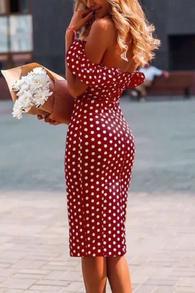 Sza_ - Uwielbiam groszki, są szalenie kobiece
#ladnapani #sukienkiboners #pupa #slod...
