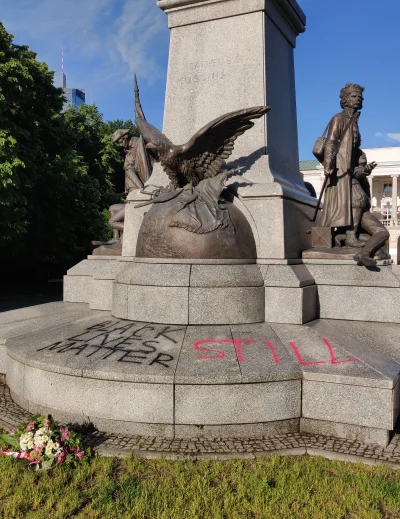 Caspollo - Wklejam jeszcze raz bo mode usunęły, znowu pomnik ktoś pomazał
 #warszawa...