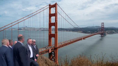 StaryWilk - >Duda na placu budowy
Tu na razie jest ściernisko, ale będzie San Franci...