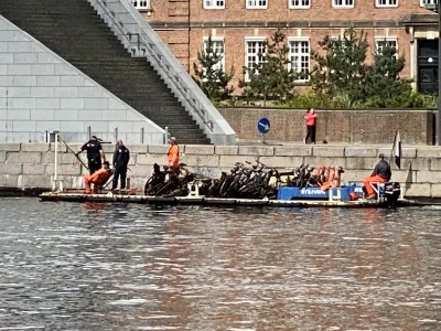 PlonacaZyrafa - Barka w Kopenhadze wyławiająca rowery z kanału.

#ciekawostki #rowery...