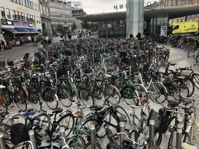 projektjutra - Normalny parking rowerowy przed stacją kolejową w Kopenhadze. 

#ska...