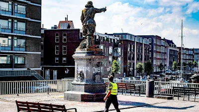 m.....0 - W Rotterdamie pomalowano pomnik admirała Piet Hein. Ironią jest fakt, że w ...