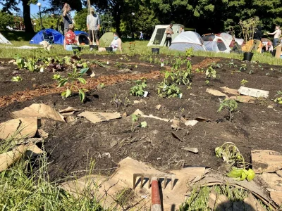 elim - fajnie tam mają, nawet są samowystarczalni, np. zaczęli hodować rośliny żeby m...