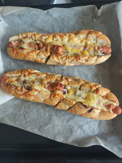 adekad - Ile plusów dla moich hotdogów z serem w bagietce czosnkowej?
#jedzenie #jedz...