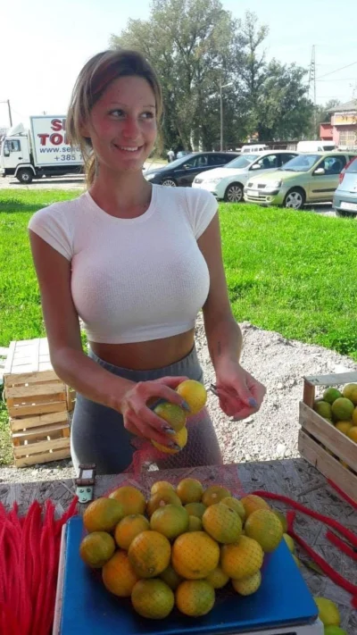 siemsontubelson - Najładniejsza sprzedawczyni mandarynek w Chorwacji. Na swoim stoisk...