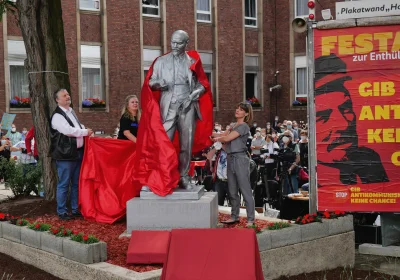 marcelus - Fajnie się w tych Niemczech bawią...
#niemcy #europa #historia #bekazlewa...