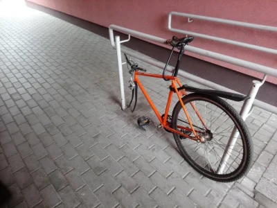 rowerukrainaa - Umie to ktoś wyjaśnić? Obydwa rowery na jednej ulicy na ratajach (ʘ‿ʘ...