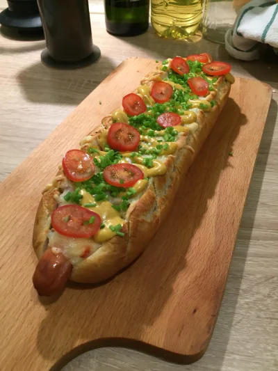 aperek - Mnie też dopadł #czosndog XD
Parówka, bagietka biedronkowa, ser emmentaler, ...