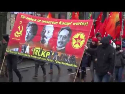 P.....r - Ogromny coroczny marsz komunistów w Niemczech. Lenin, Stalin i morze flag z...