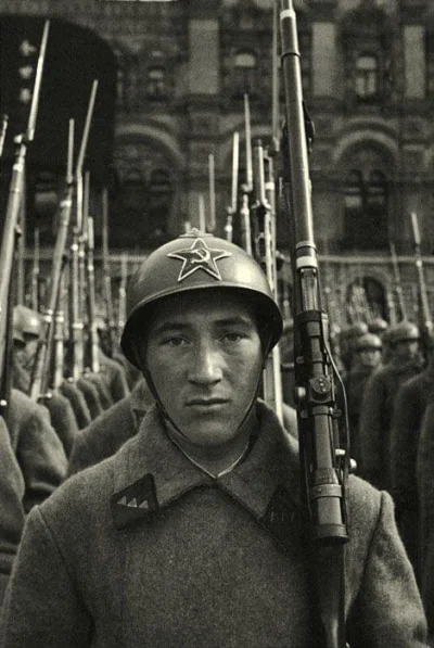 myrmekochoria - Radziecki żołnierz na paradzie w Moskwie, 1940. 

#starszezwoje - t...