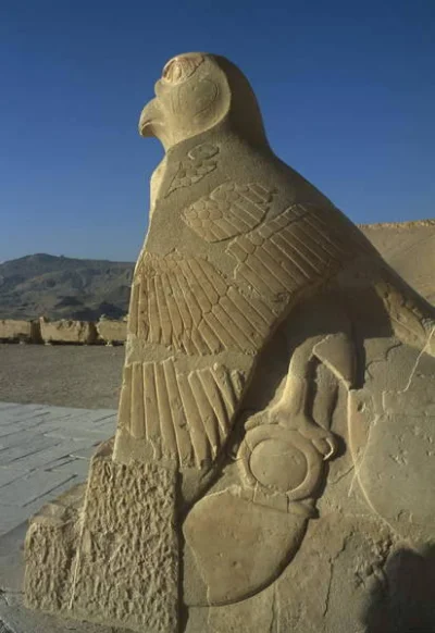 HeruMerenbast - Przedstawienie boga Horusa jako sokoła u progu świątyni grobowej fara...