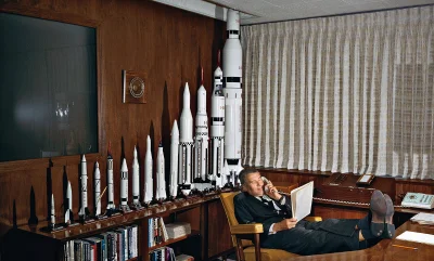 siedge - @wjtk123: Tutaj najfajniejsze zdjęcie Von Brauna, druga rakieta od lewej str...