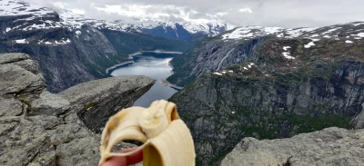 Stashqo - Dzień dobry.
Jem banana.

#podrozujzwykopem #norwegia #gory #hiking #chw...