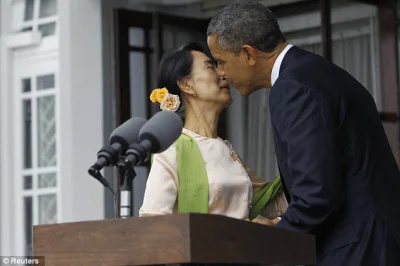 orkako - Tutaj ona z Obamą. Obama też dostał pokojowego nobla. Po tym wypowiedział 3 ...