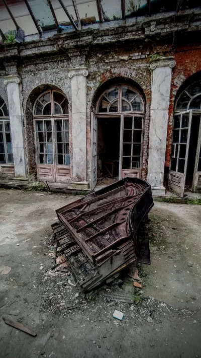 nightmeen - Smutny los pięknego fortepianu w opuszczonym pałacu Rzewuskich obok Łodzi...