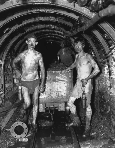 myrmekochoria - Górnicy w kopalni Tilmanstone Colliery, Kent, USA 1930. 

#starszez...