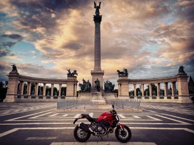 SentineI - Motur na placu bohaterów w Budapeszcie. Za wiele osób nie było. 

#motocyk...