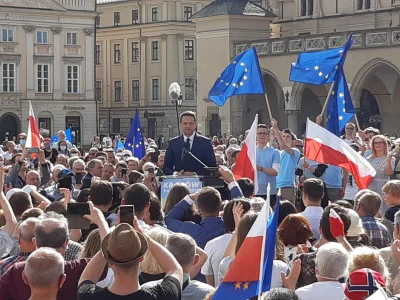 J.....L - trzaskowski ma na wiecu więcej flag Unii Europejskiej niż swojego własnego ...