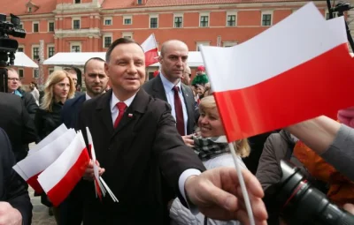 Alpha_Male - @bigota: 
 Prezydent Andrzej Duda rozdaje polskie flagi na placu Zamkowy...