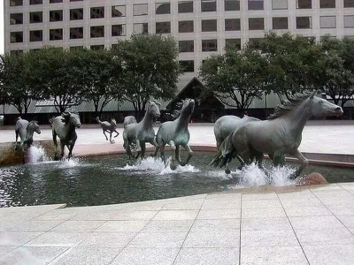 Asarhaddon - Mini fontanny przy posągach koni sprawiają, że konie wydają się biec. La...