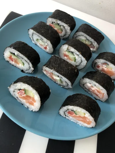 sjasmin - Domowej roboty sushi, podejście pierwsze. Z łososiem, ogórkiem i chili. Nie...