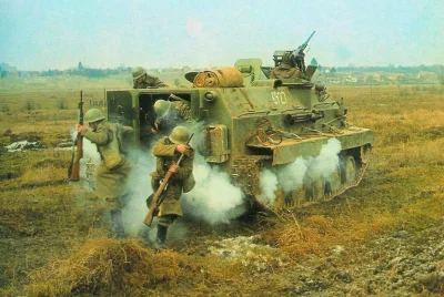 Mleko_O - Jugosłowiańscy żołnierze desantują się z transportera opancerzonego M-60P p...