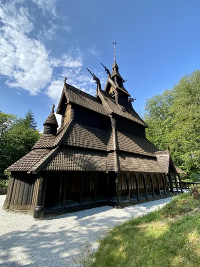 Anderande - Fantoft stavkirke, który jest repliką kościoła spalonego w 1992 roku. O s...