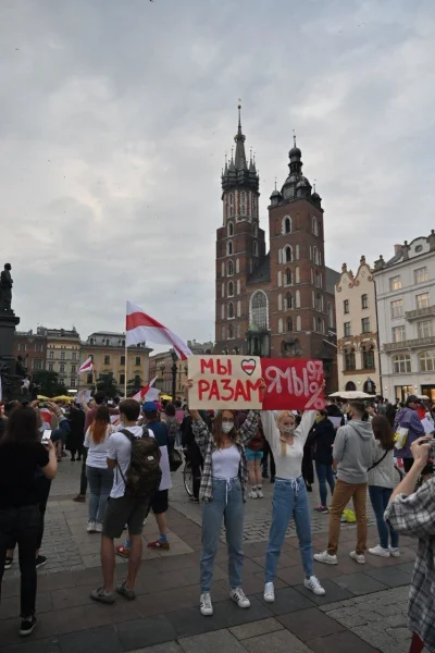 szurszur - Około 200 osób (głownie Białorusinów) na pikecie w Krakowie - w gescie sol...
