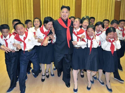 Jarek_P - O, tu na wzór: Kim Dzong Duda w otoczeniu dzieci płaczących po uświadomieni...