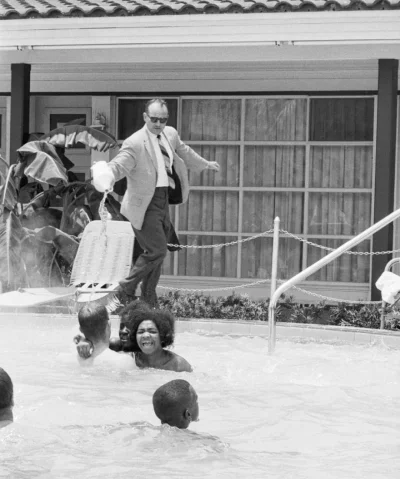 Chrystus - Właściciel motelu Monson Motor Lodge próbuje wygonić z basenu nieproszonyc...