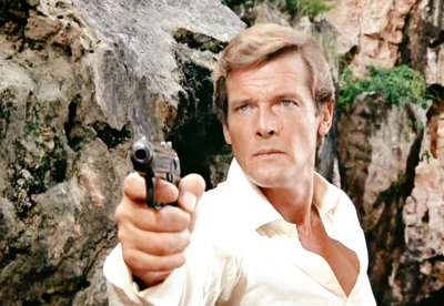 d.....5 - @ArchID: Kobieta trzyma broń jak James Bond w starych filmach :)