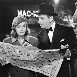 Sakura555 - "Ninotchka" (1939) z Gretą Garbo to komedia szpiegowska ukazująca jak wyg...