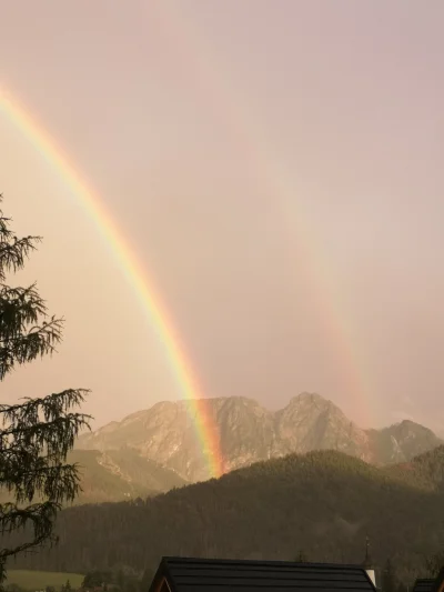 tooreck - Jaka piękna homopropaganda nad Tatrami przed chwilą XD, jak to było? Że śpi...