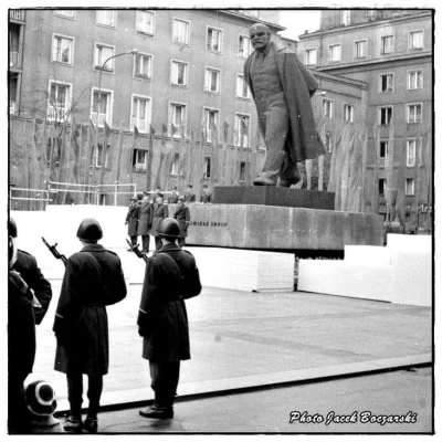 DerMirker - Wódz rewolucji przechadza się Placem Centralnym, 1976 #nowahuta #krakow