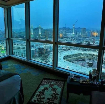 w.....a - #islam #ciekawostki
Widok na Mekkę z wnętrza hotelu znajdującego się w wie...