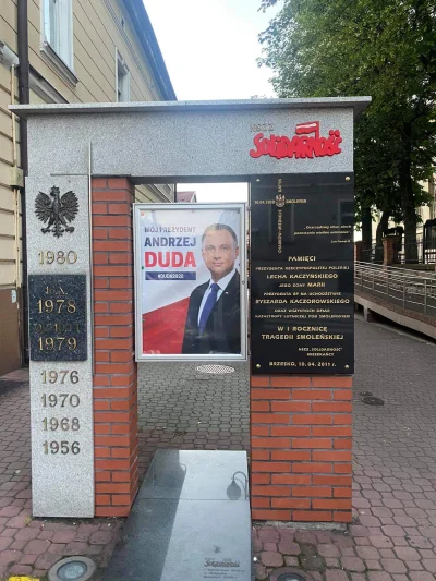 penknientyjerz - Plakat Dudy na pomniku ofiar katastrofy smoleńskiej , nie pie*** się...