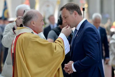 b.....e - musnął opuszkami palców ust prezydenta czy nie musnął?