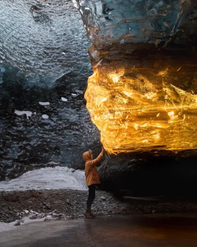 sandra925 - Promienie słońca wpadające do jaskini w lodowcu na Islandii.

#earthpor...