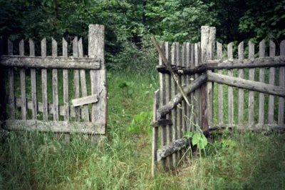 BobekOkrutnik - O jak mje mierzi jak ktoś furtkę zostawi otwartą i przeciąg robi :///...