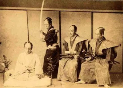 sropo - Ceremonia seppuku - XIX w - Japonia.
Osoba popełniająca seppuku wbijała sobi...