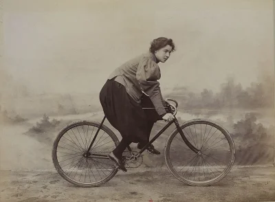 jaxonxst - 1896/97 rok. Francuska kolarka Marie Tual na ówczesnym rowerze wyścigowym....